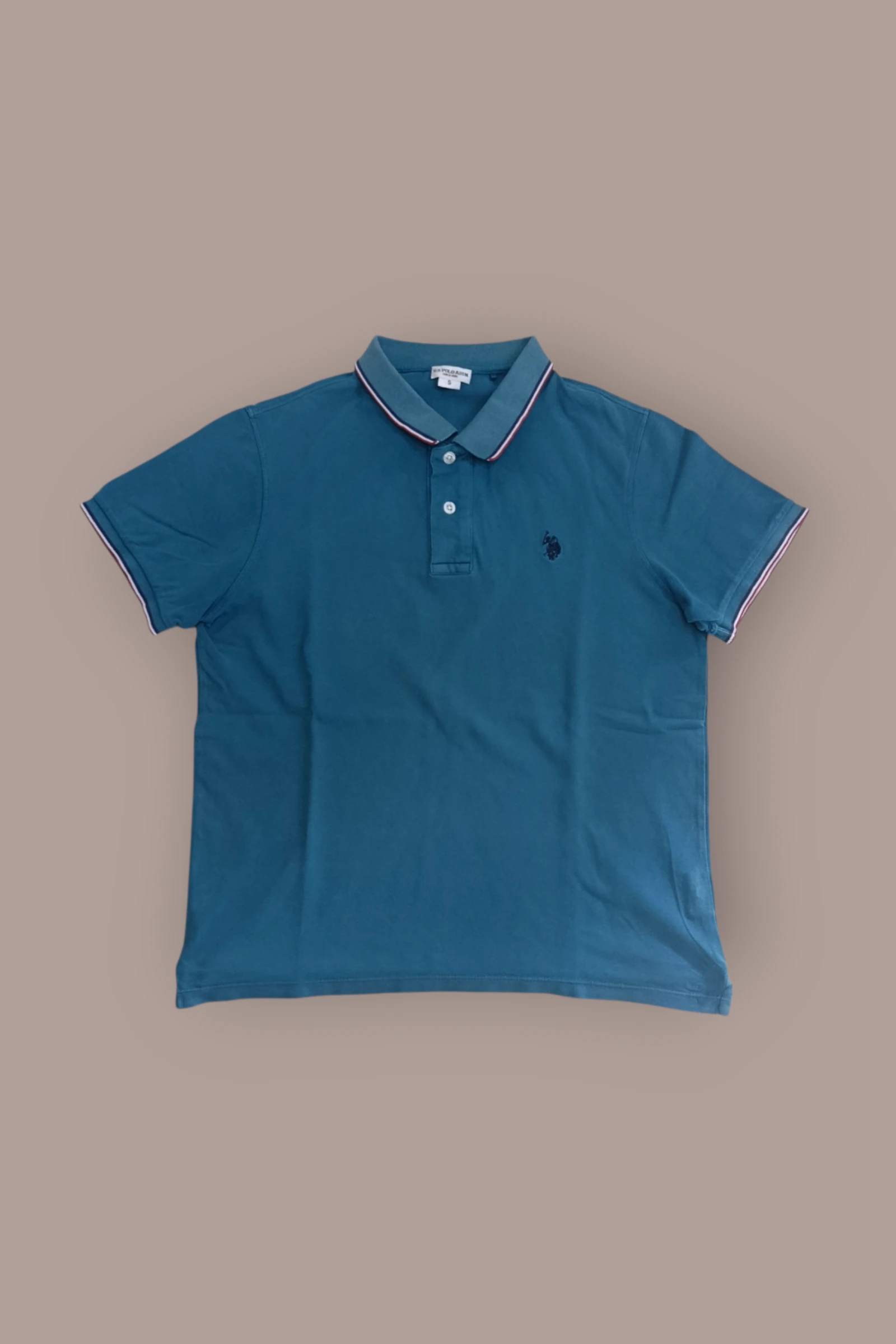 | Polo U.S. Polo Assn Hombre | Color Azul Petróleo | Cuello Tipeado Rojo Blanco y Azul | Manga Corta | Talla S |